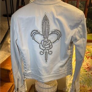 Chic White Leather Jacket with Studded Fleur-de-Lis